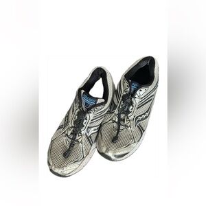 😎 Men’s Saucony silver/black grid running shoes in size 9